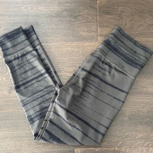 Vuori Daily Legging - Dark Oregano Shibori Stripe size Medium